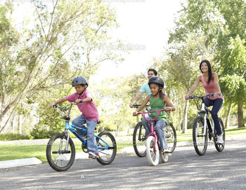 Medium_fam_lia_andando_de_bicicleta