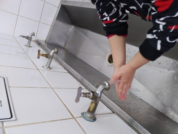 Medium_lavando_as_m_os