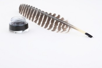 Medium_pote-de-tinta-a-moda-antiga-escrita-caneta-de-tinta_3316056