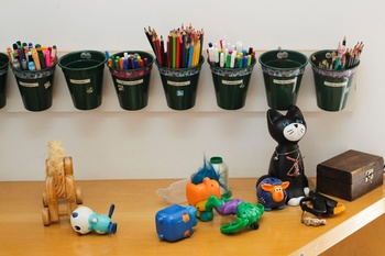 Medium_os-baldinhos-de-aluminio-ajudam-a-manter-em-ordem-canetas-lapis-giz-e-borracha-para-viabilizar-a-ideia-basta-fixar-os-baldes-em-uma-ripa-de-mdf-e-prende-la-na-parede-em-apenas-dois-1375121327588_752x500