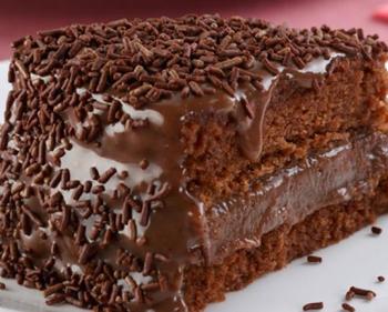 Medium_bolo_de_chocolate_com_-brigadeiro